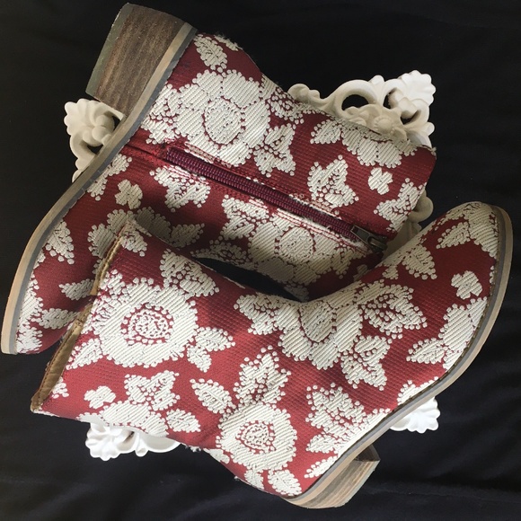 Joyfolie Other - Joyfolie “Wren” Booties in red floral
